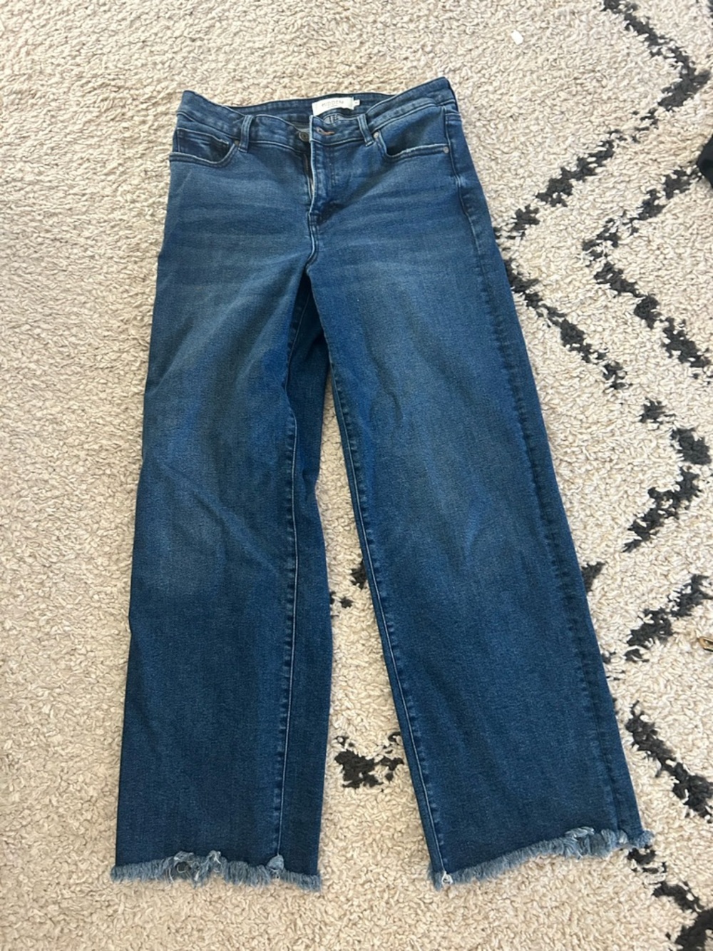 Hidden jeans loose leg with frayed hem